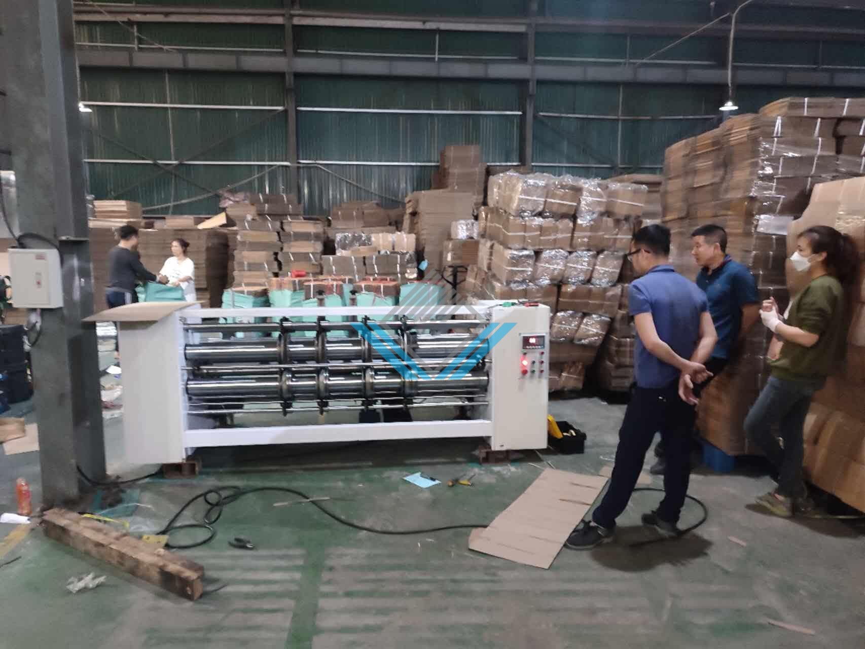 Máy bổ chạp carton làm hộp ship code