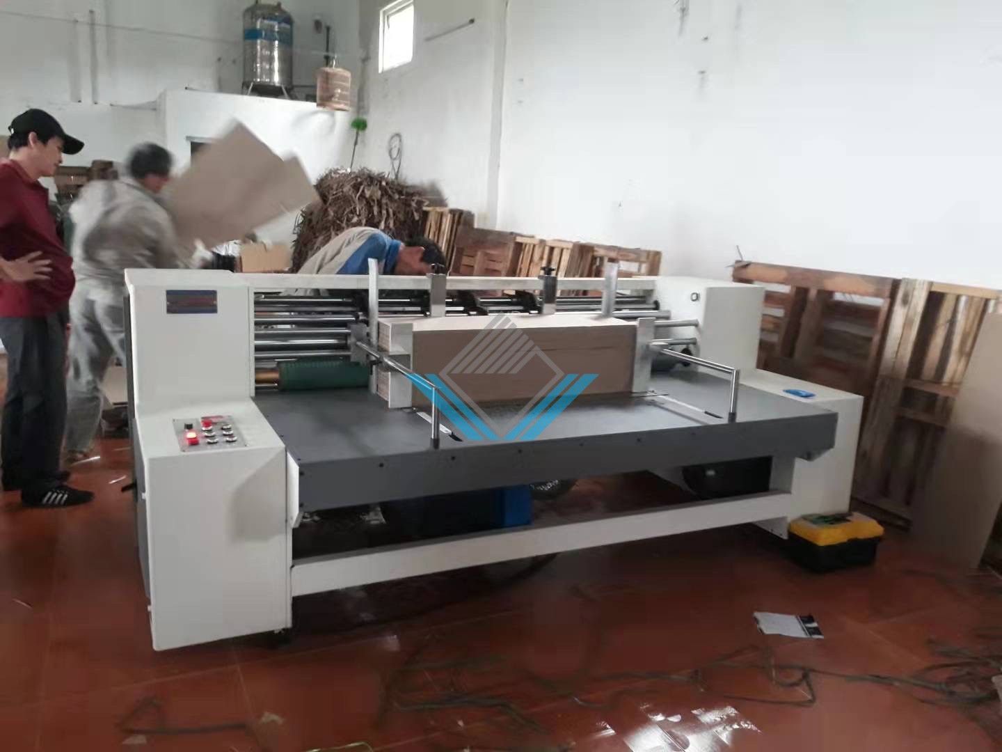 Máy bổ chạp carton làm hộp ship code