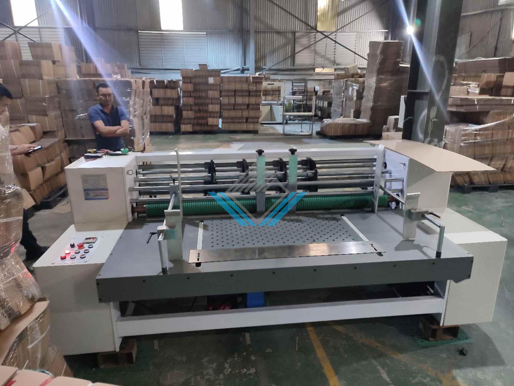 Máy bổ chạp carton làm hộp ship code
