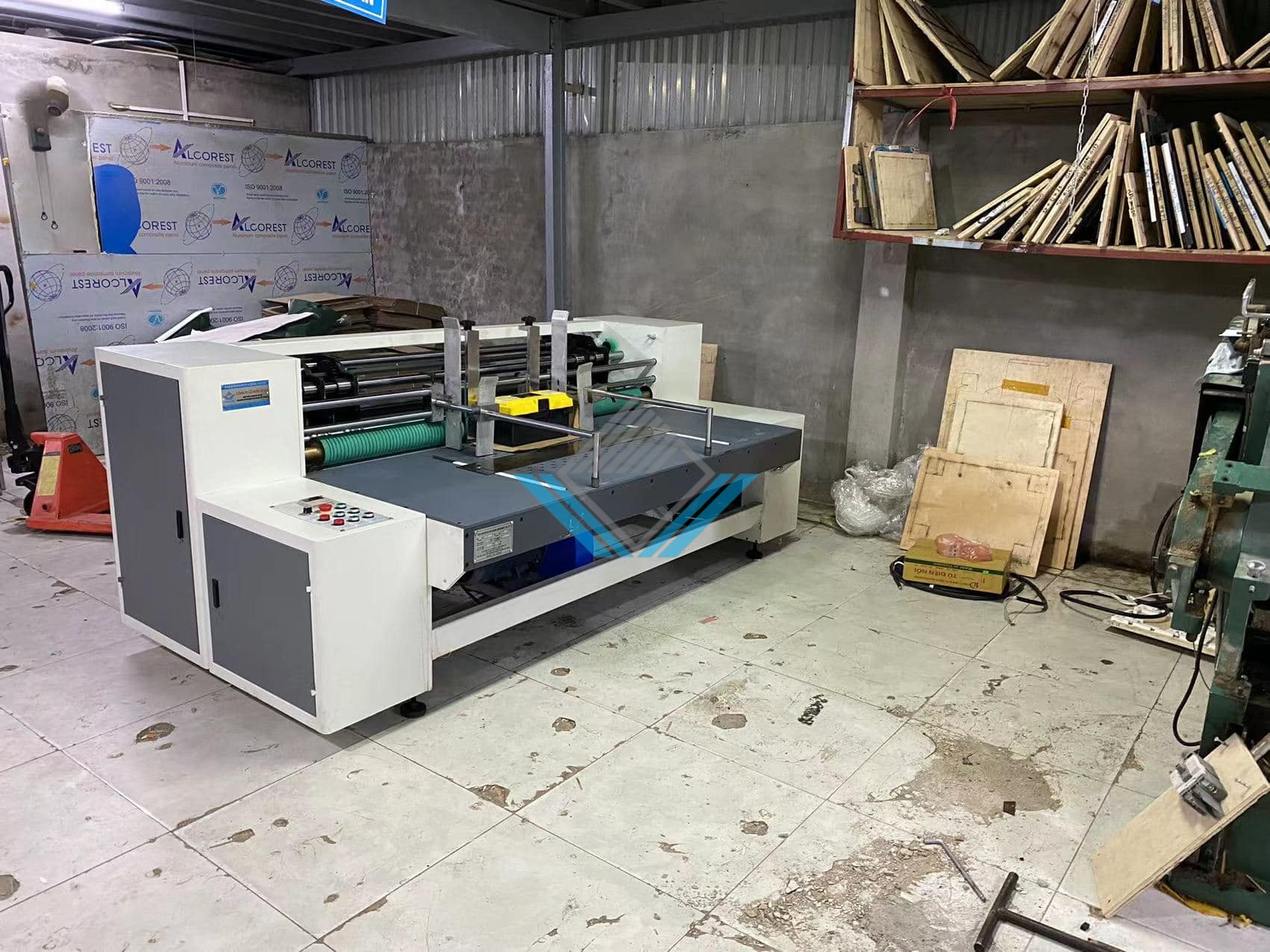 Máy bổ chạp carton làm hộp ship code