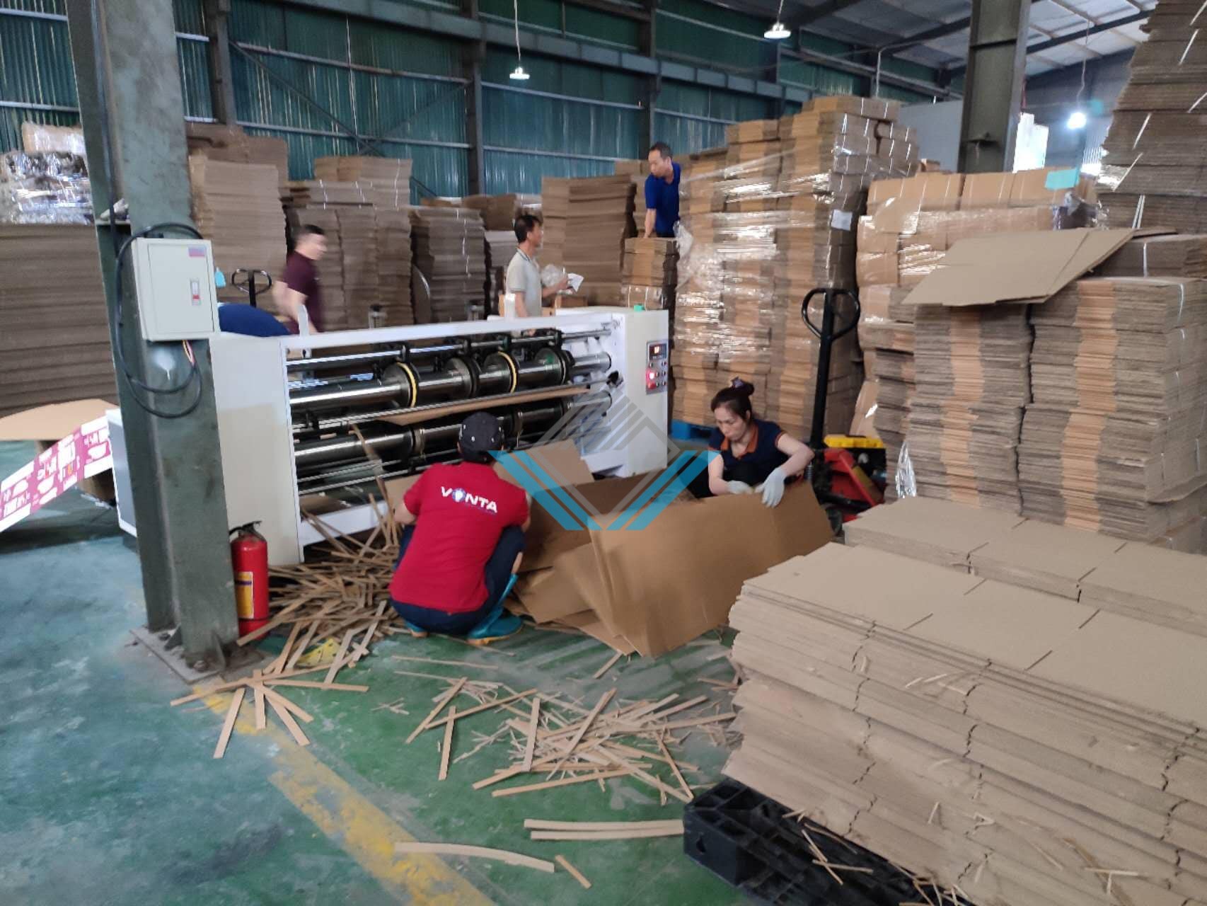 Máy bổ chạp carton làm hộp ship code