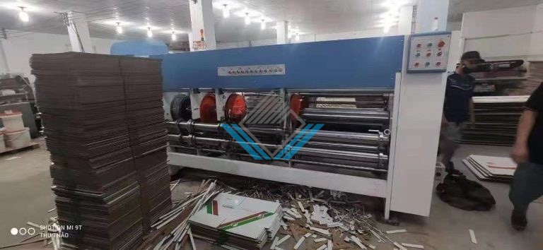 Máy cắt khe thùng carton tự động