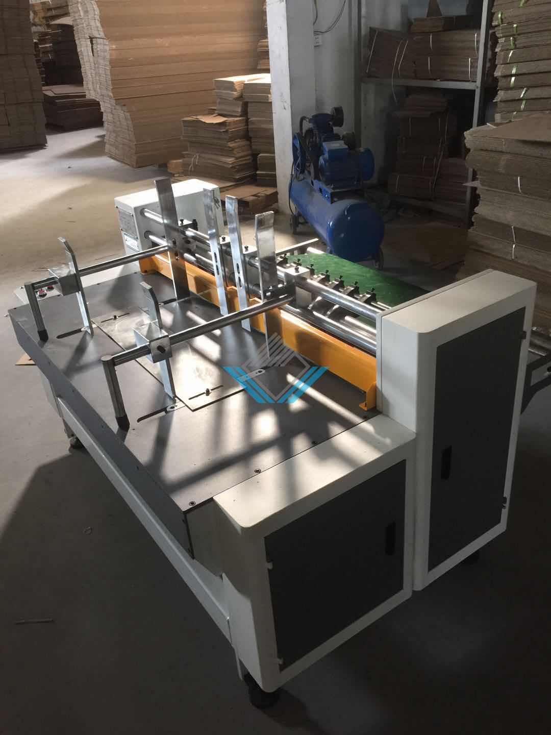 Máy chạp khe vách thùng carton