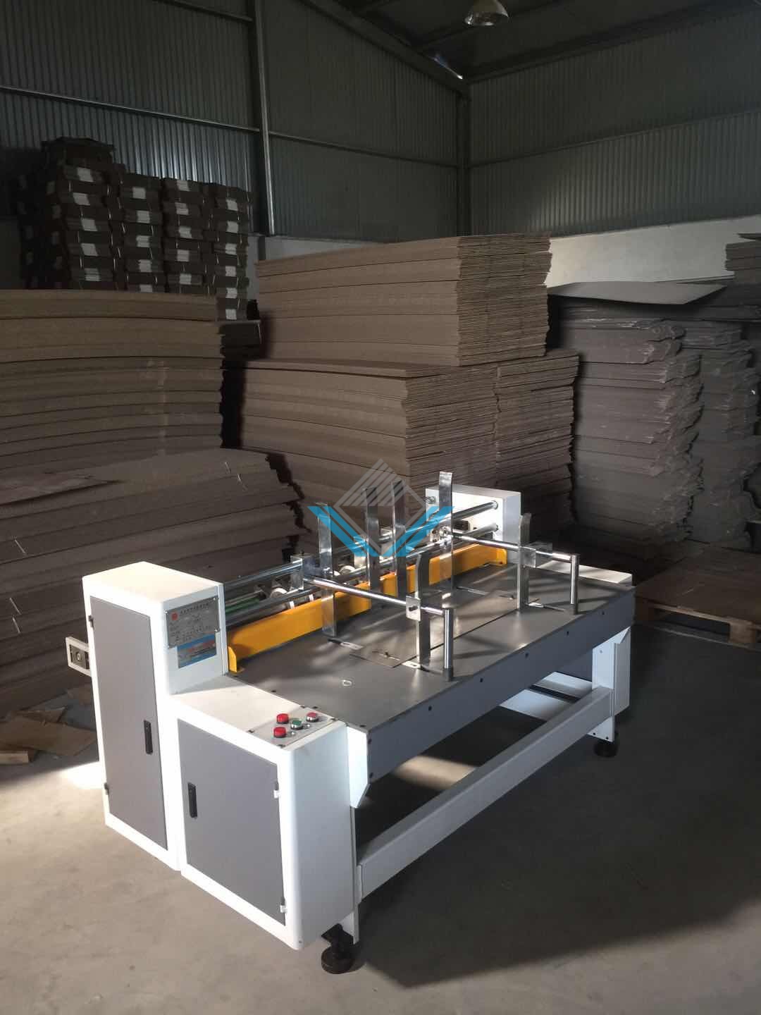 Máy chạp khe vách thùng carton