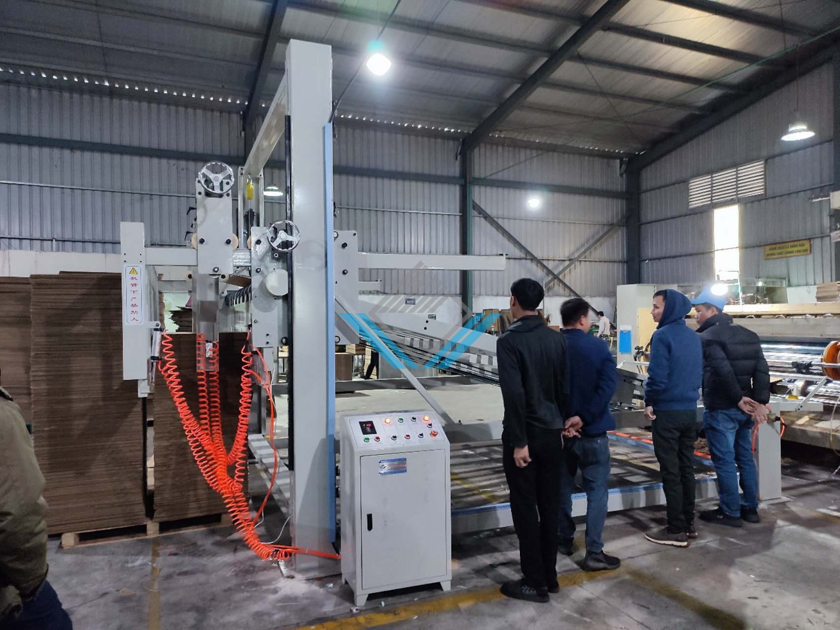 Thu phôi xếp chồng tự động cho máy in flexo thùng carton