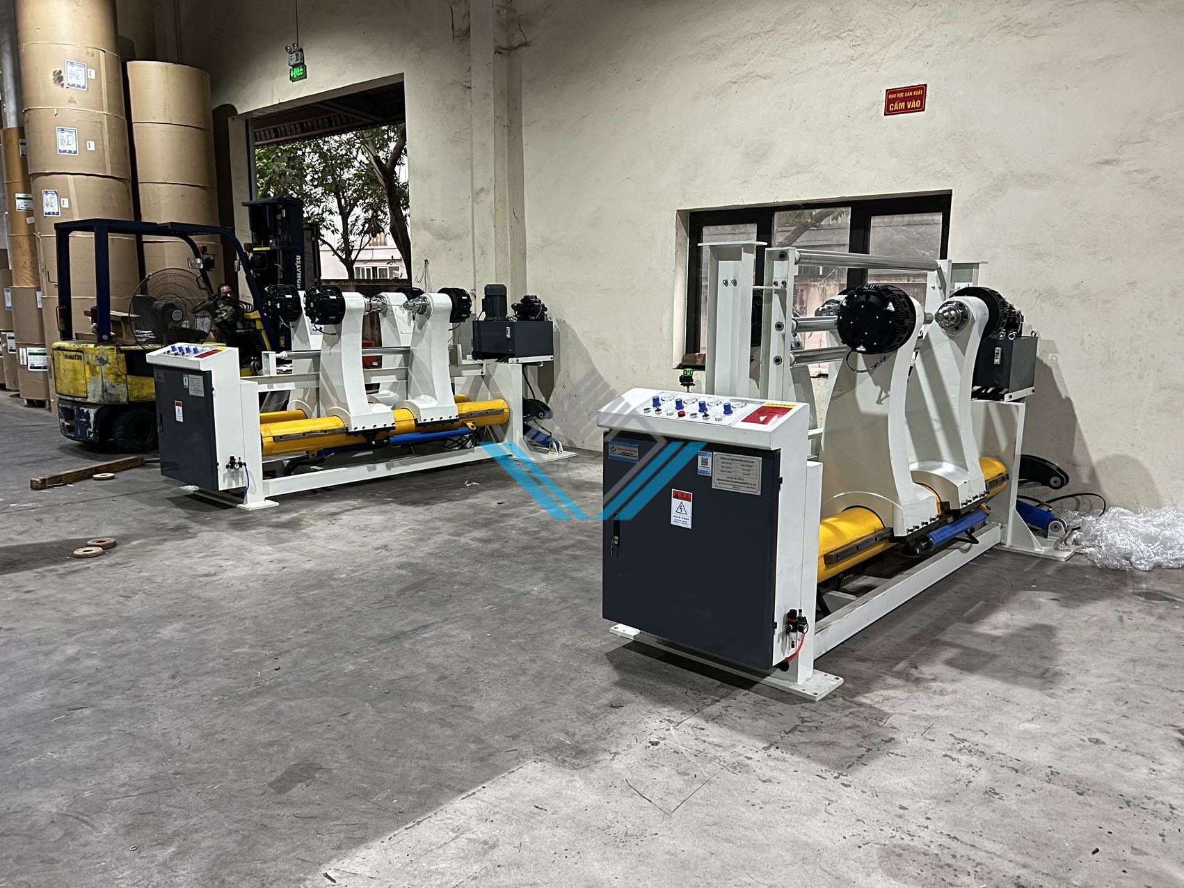 Chân nâng cuộn giấy thủy lực lắp cho máy xả lô