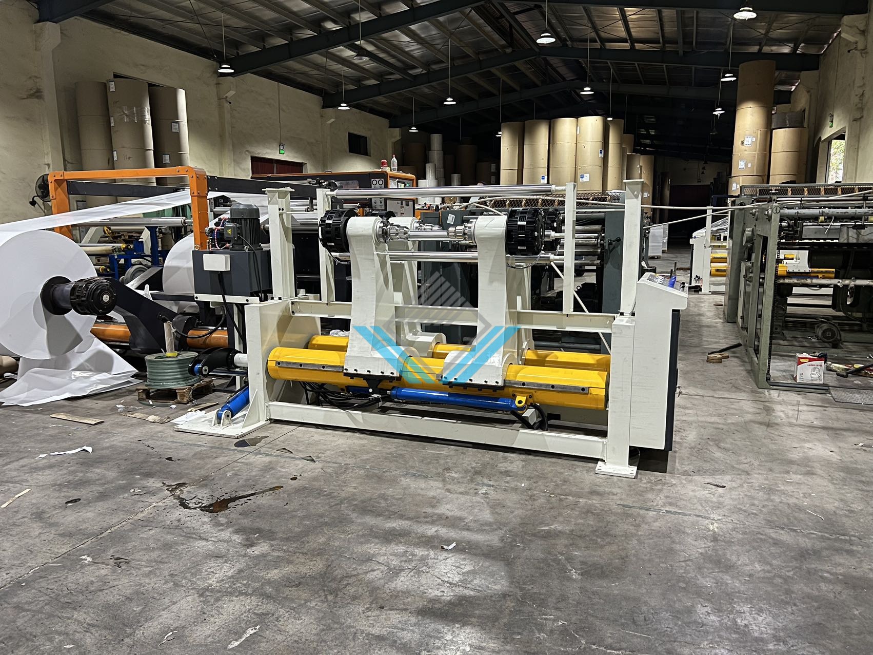 Chân nâng cuộn giấy thủy lực