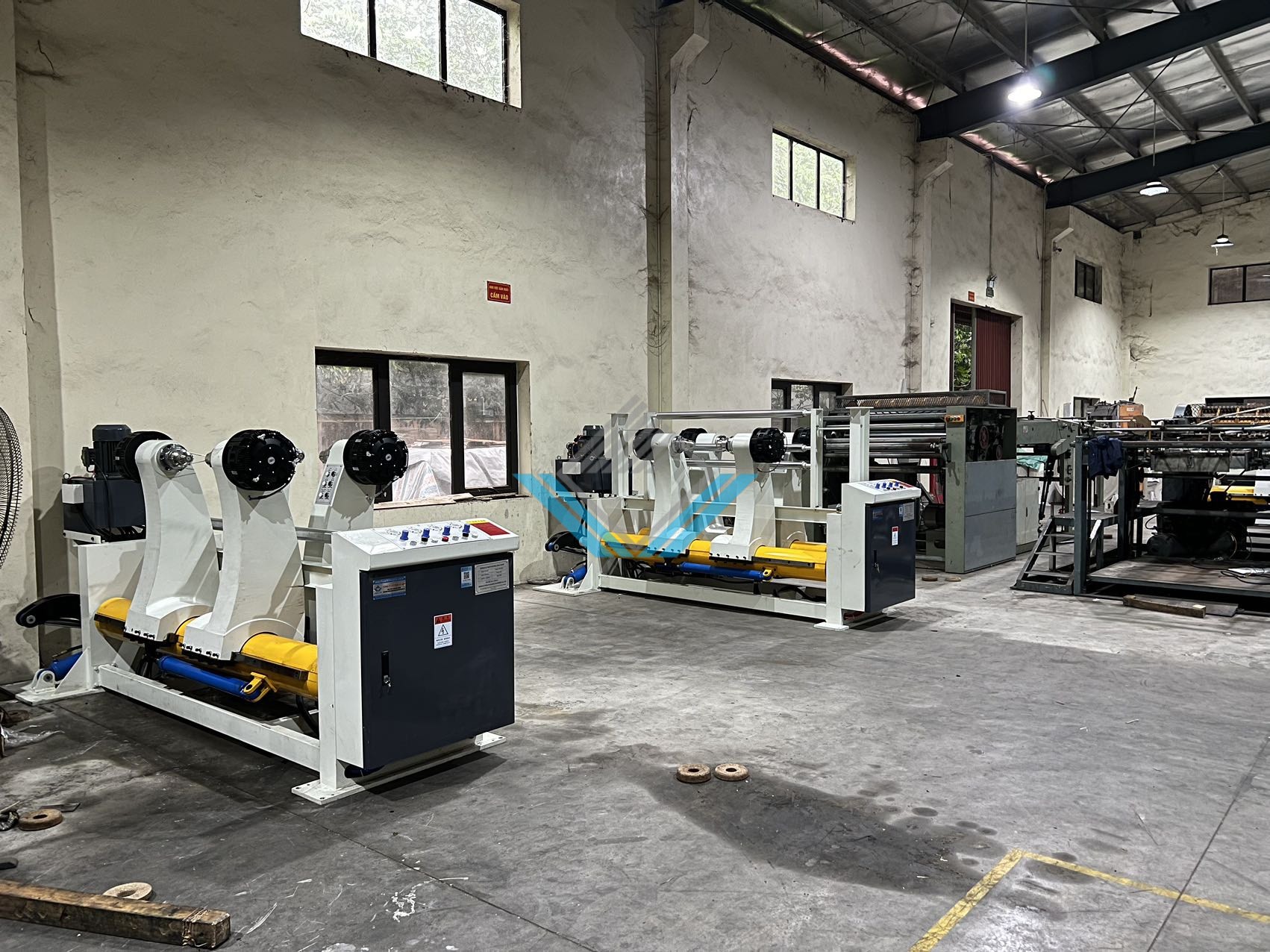 Lắp 3 chiếc chân nâng cuộn giấy máy xả lô cho khách hàng tại Hà Nội