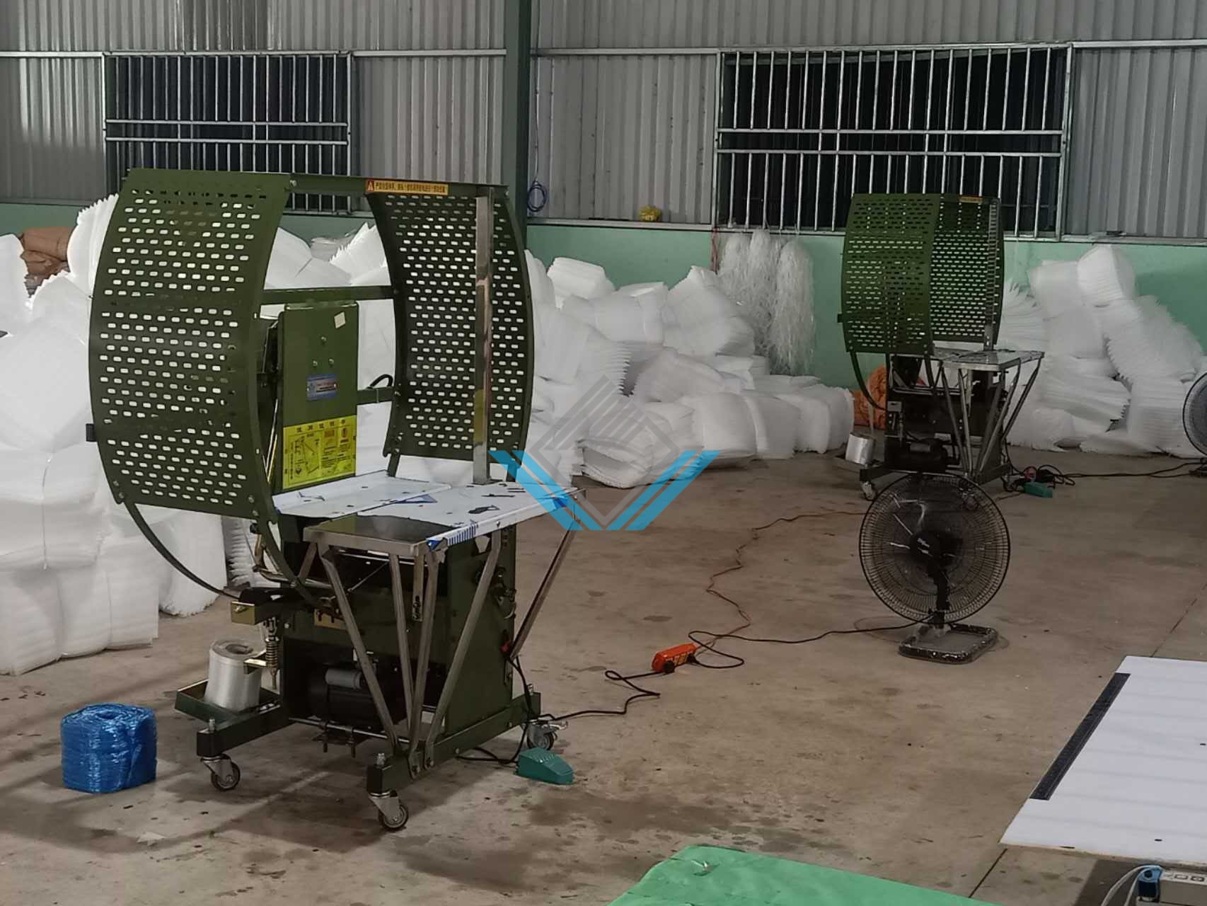 Máy buộc dây thùng carton 