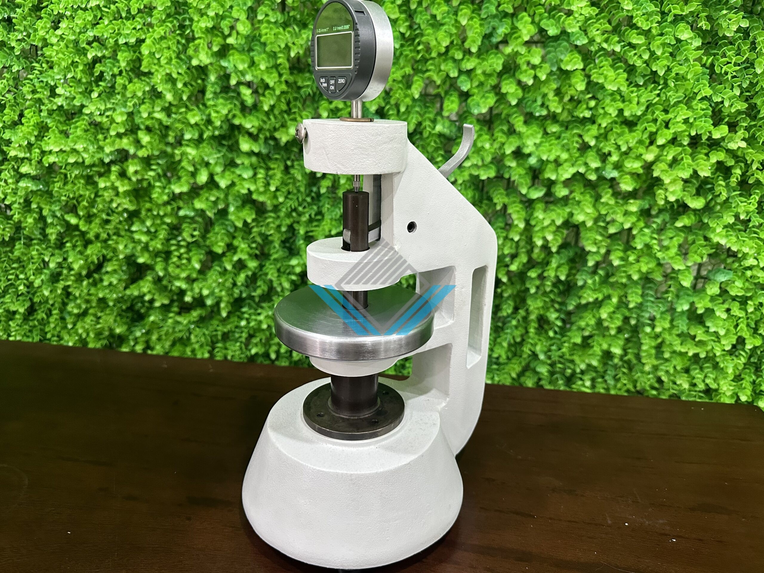 Máy đo độ dày của giấy và bìa cứng