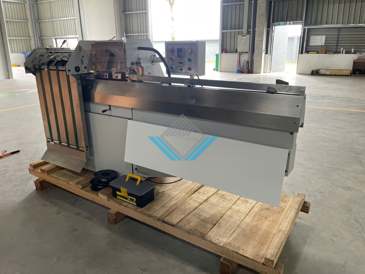 Máy dập ghim kỵ mã bán tự động