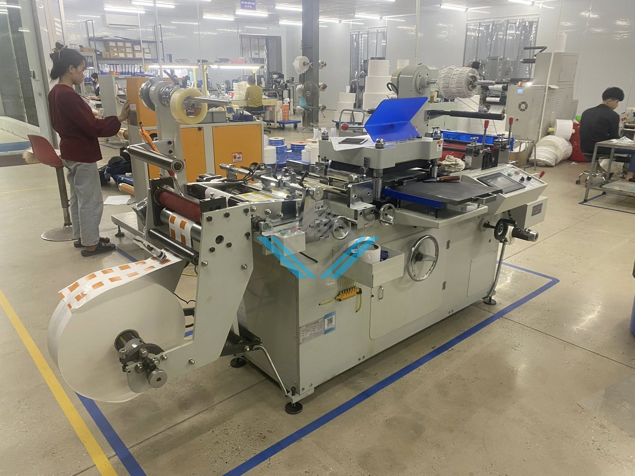 Máy bế decal cuộn 320B
