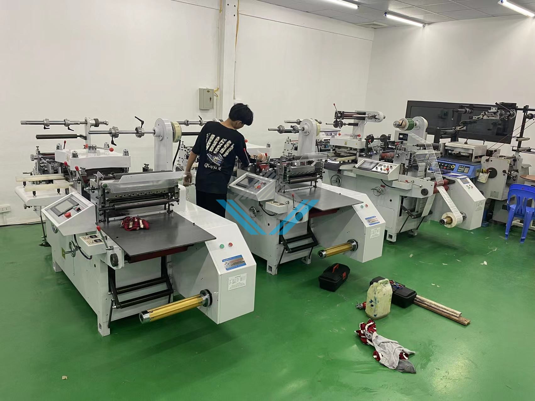 Máy bế decal tem nhan cuon 320