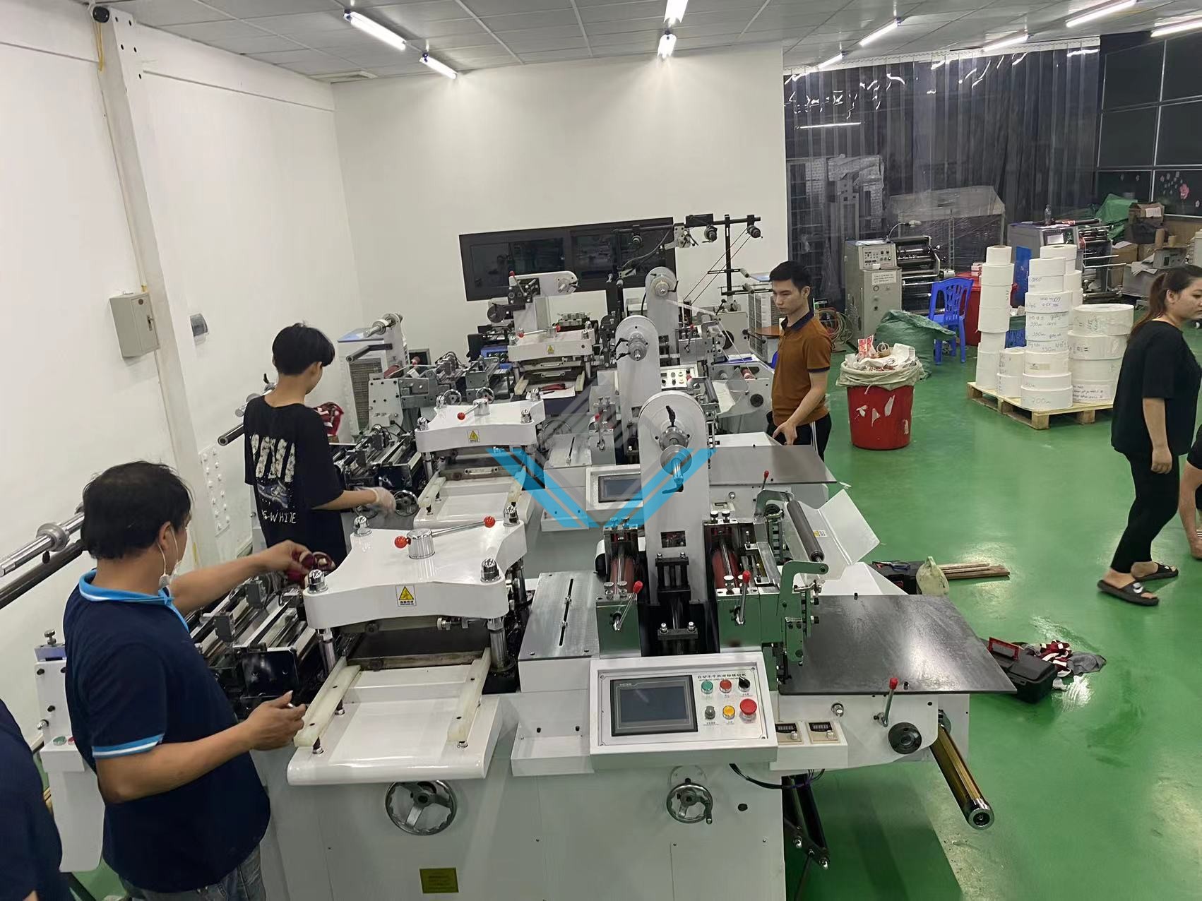 Máy cắt bế decal tem nhãn cuộn