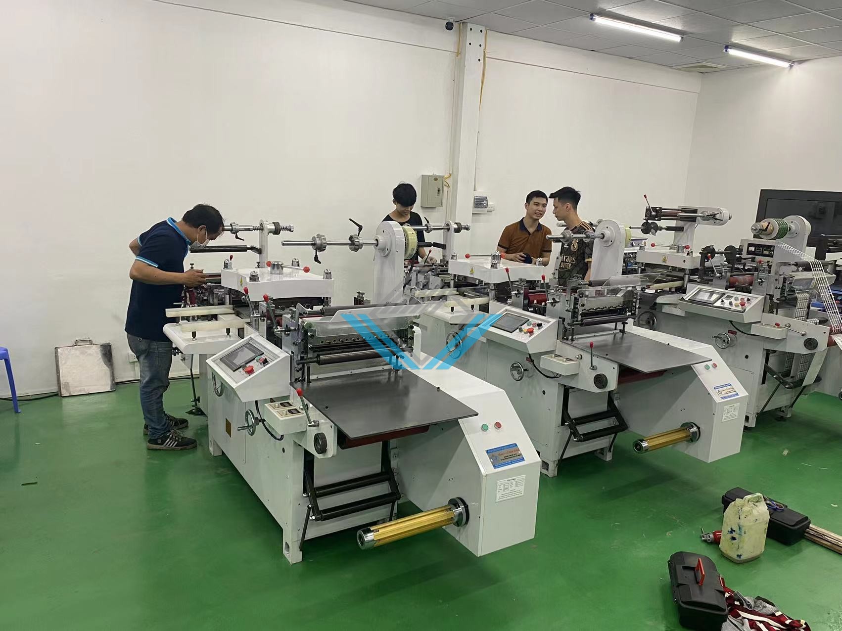 Máy bế decal tem nhãn cuộn