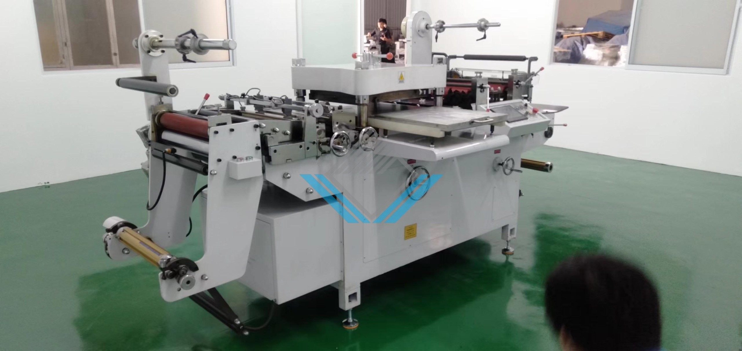 Máy bế đề can dạng cuộn