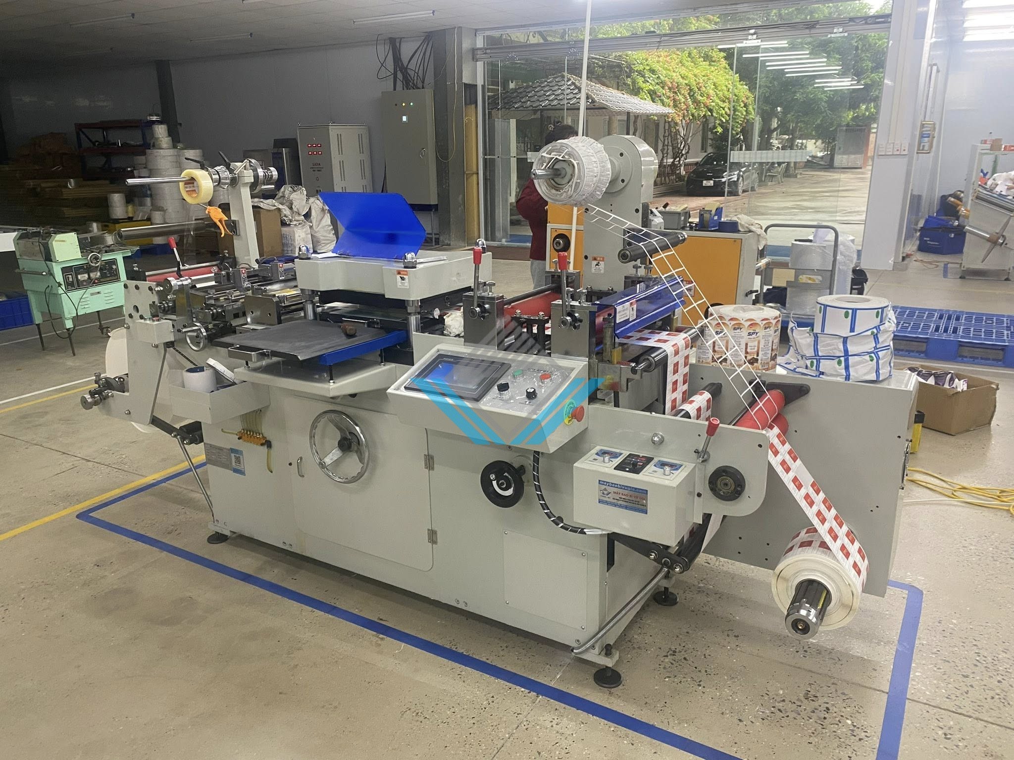 Máy bế decal cuộn 320B