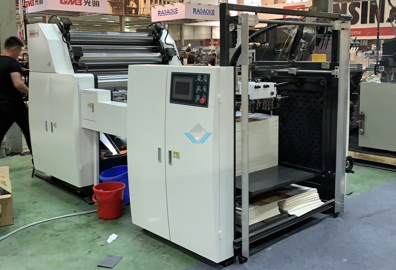 Máy bồi giấy với giấy bán tự động