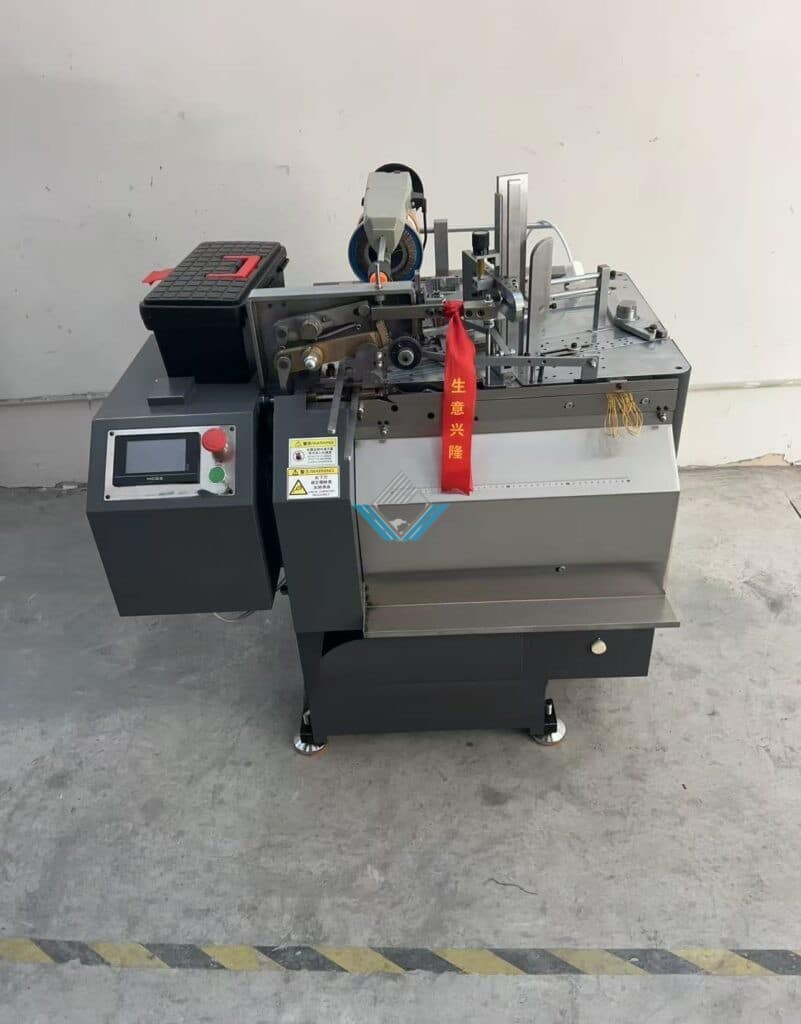 Máy xỏ dây thẻ bài tag treo