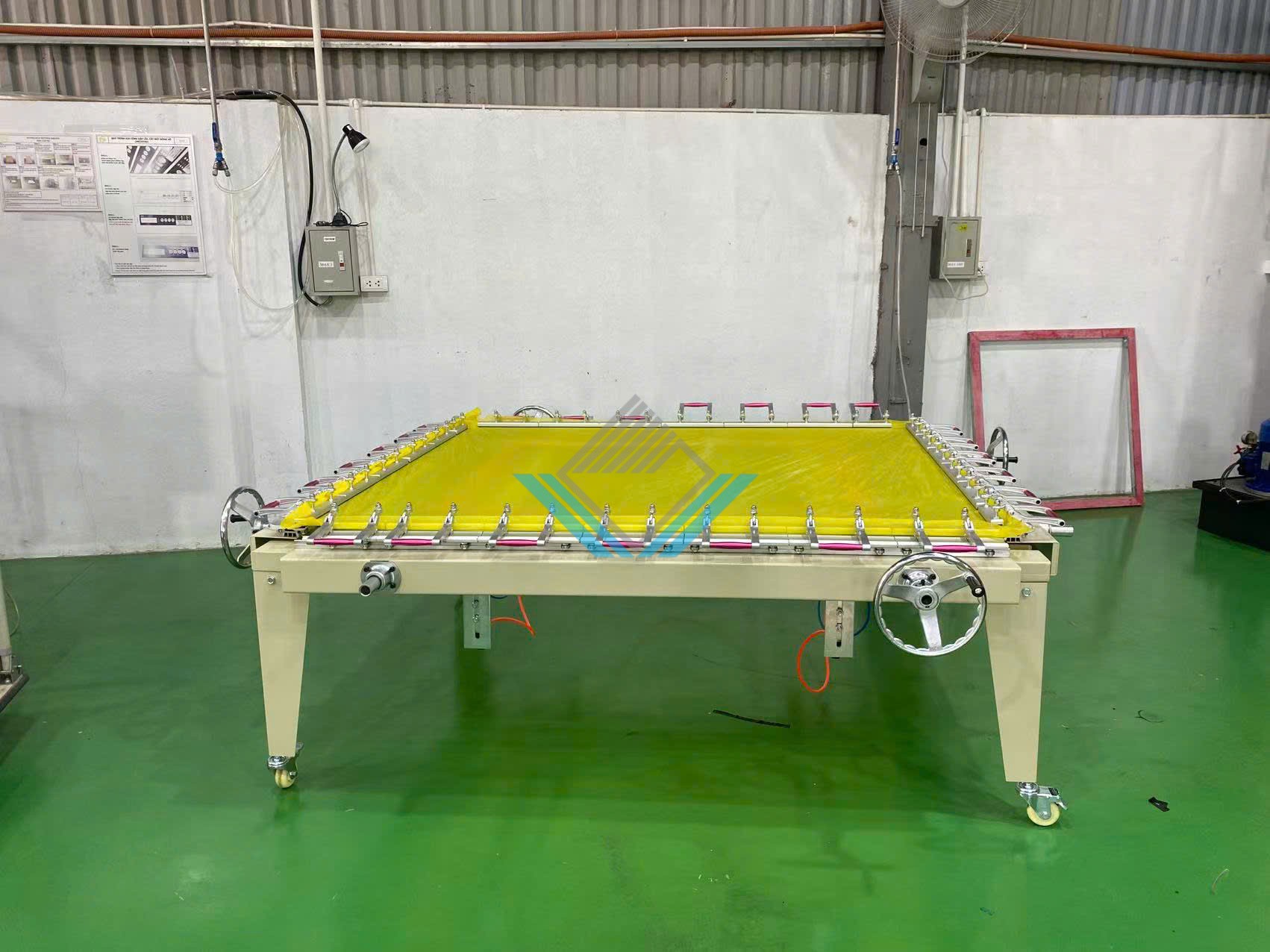 Vũ Gia bàn giao máy căng khung lưới kẹp đôi KD-1518