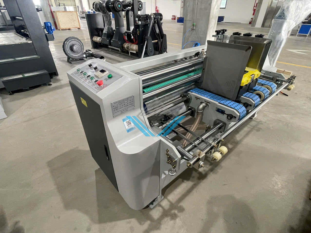 Máy cắt carton sóng tự động