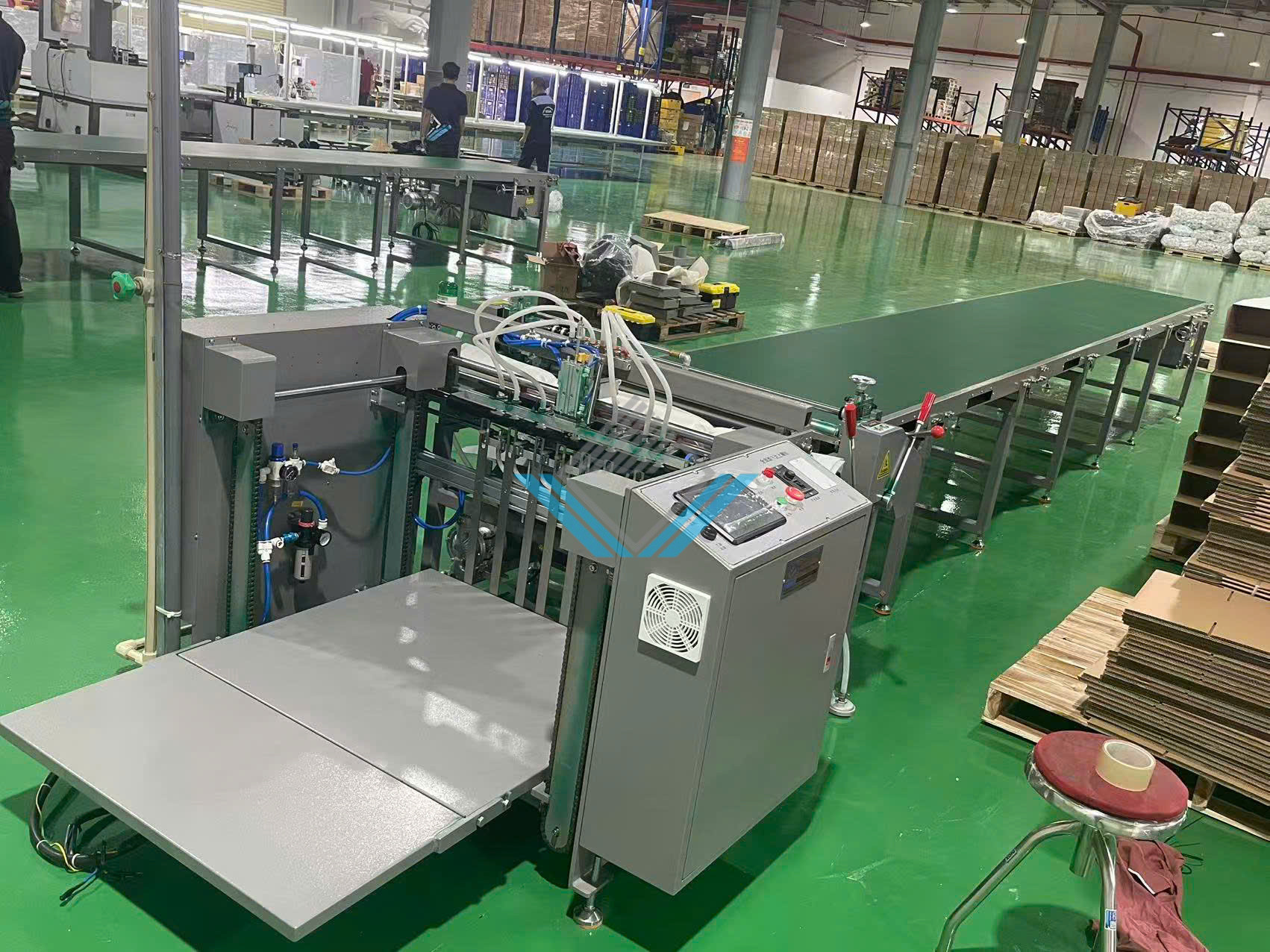 Máy bồi keo lạnh hộp cứng có băng tải